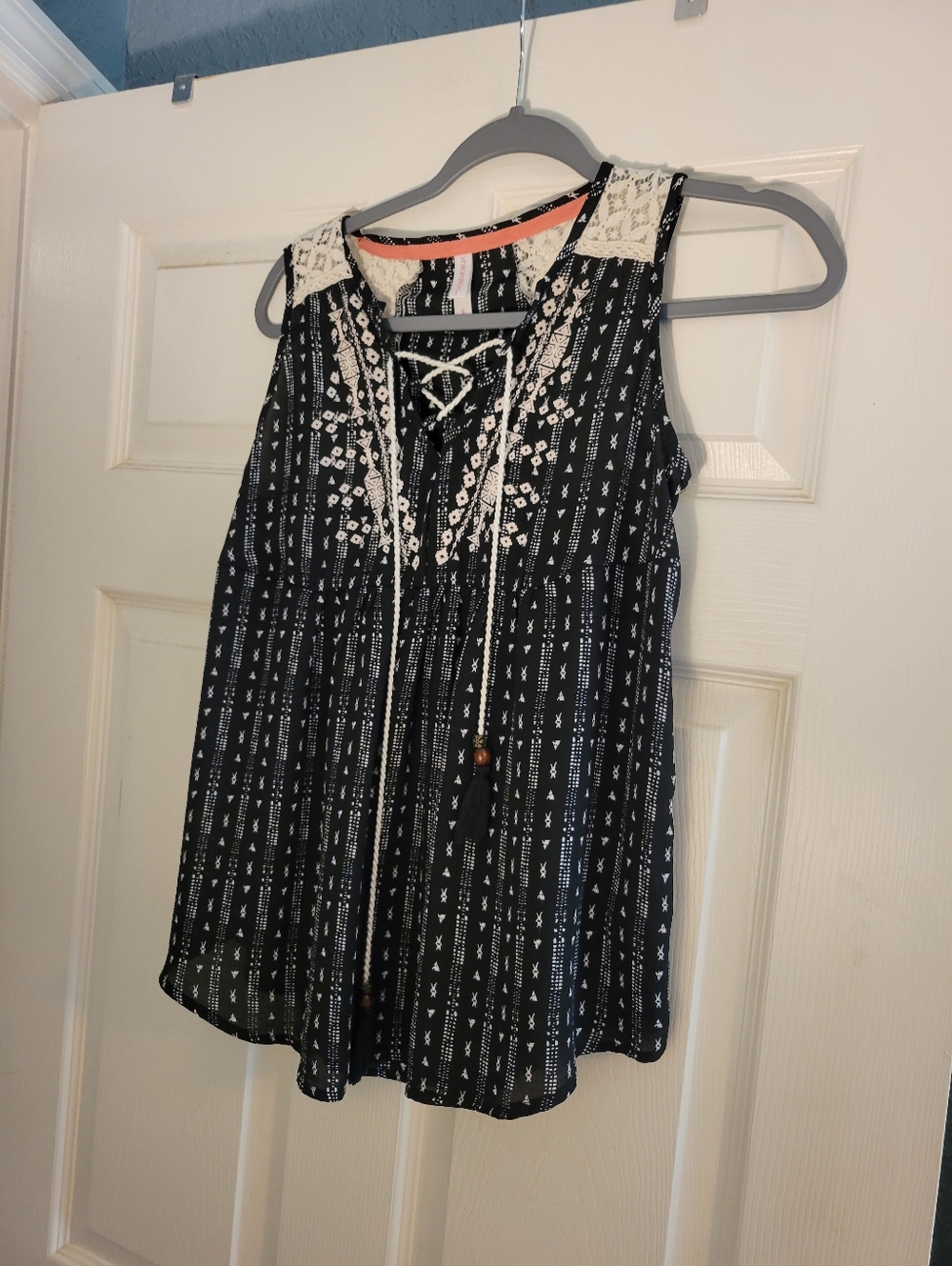 Xhilaration Black & White Crochet Trim Tank Top Blouse Women's Size Small